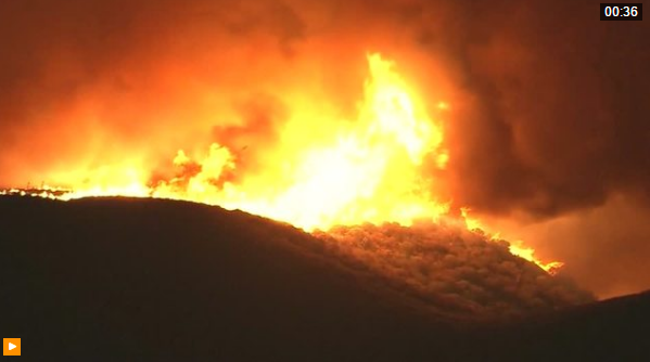 Evacuan cientos de casas por propagación de incendio forestal al norte de Los Angeles