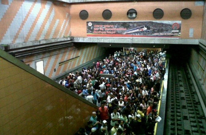 Reportaron mega retraso en la línea 1 del Metro de Caracas (Fotos)