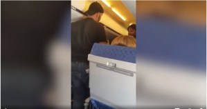VIDEO: Se emborracha, ataca a la tripulación de un vuelo y es arrestado