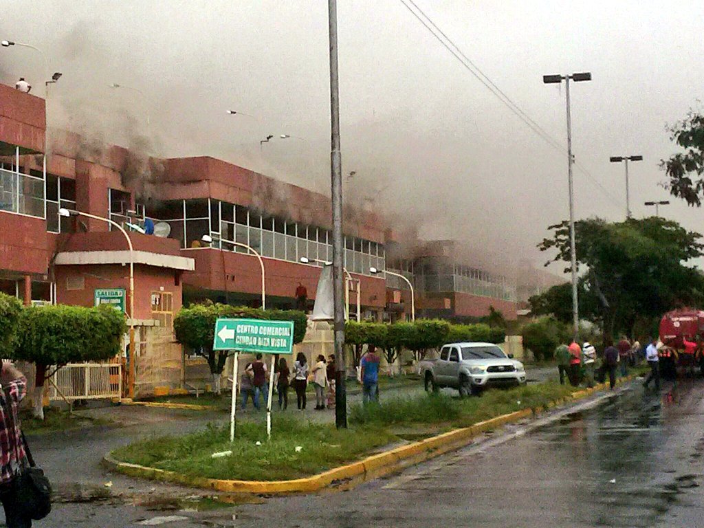 Fuerte incendio afectó el Centro Comercial Alta Vista I en Bolívar (Fotos)