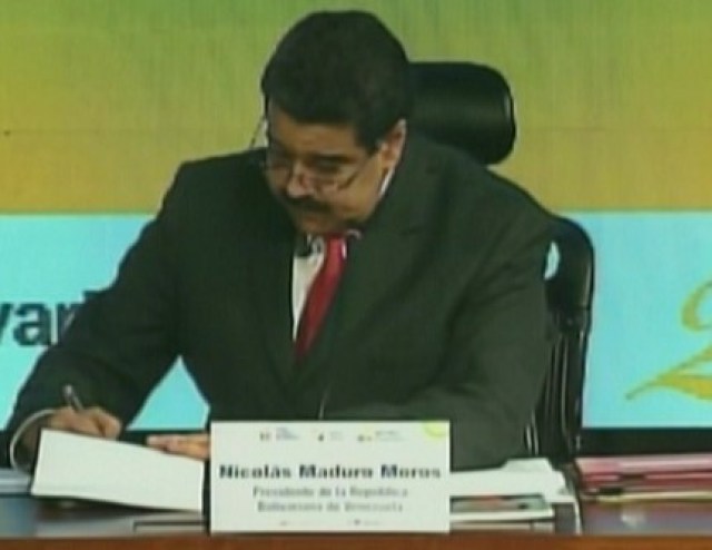 Maduro firma decreto