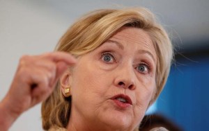 Hillary Clinton deberá responder preguntas por escrito sobre sus correos