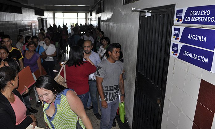 Venezolanos desesperados buscan cómo emigrar