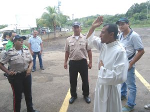 Retuvieron en Guárico al padre Lenín, pero ya sigue su camino hacia Caracas