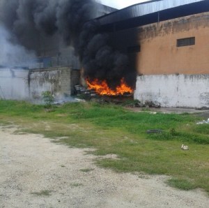 Chavistas incendian sede de AD en Cojedes (FOTO)