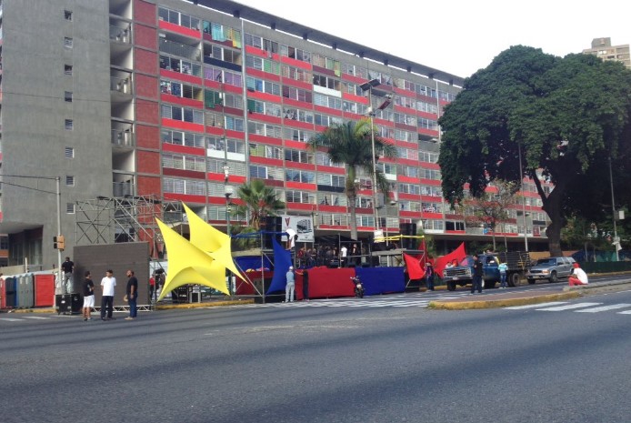 Chavismo arma tarimas en la avenida Bolívar