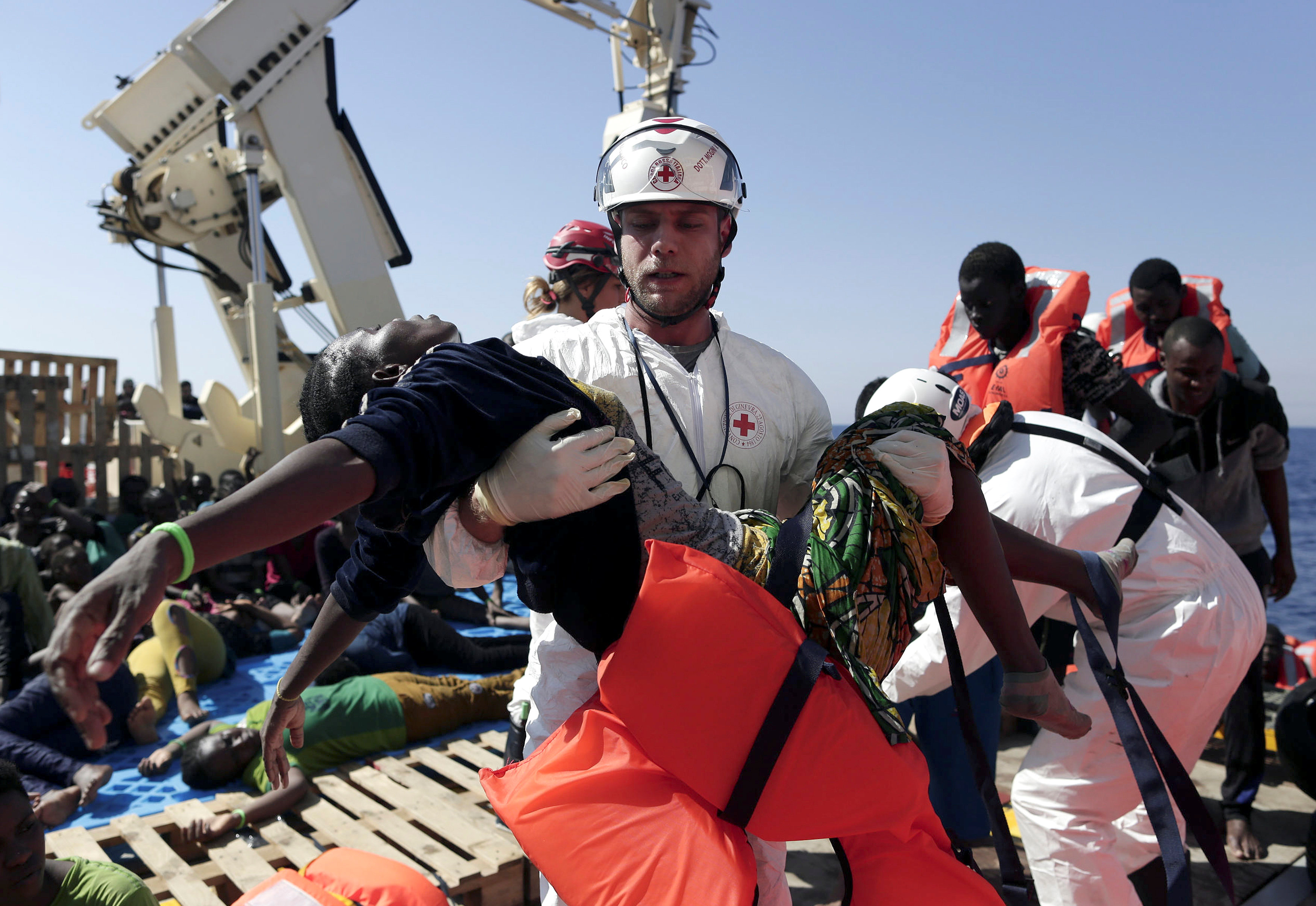 Recuperan los cadáveres de 15 inmigrantes en el Mediterráneo