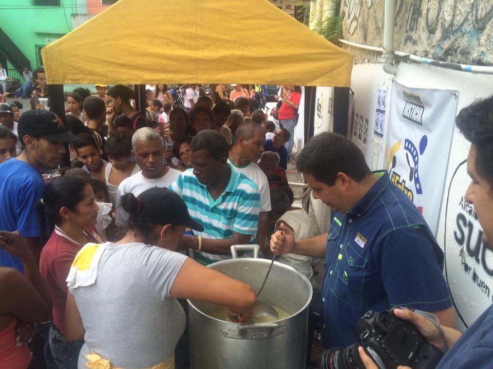 EFE: Vecinos se organizan para compartir un plato de sopa en un barrio venezolano (Fotos)