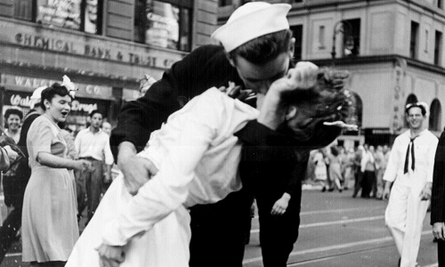 Murió la mujer que protagonizó el icónico beso al final de la II Guerra Mundial