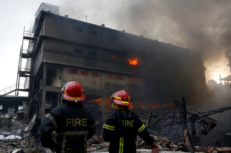 Peligro de colapso del edificio obstaculiza búsqueda tras mortal incendio en fábrica de Bangladesh