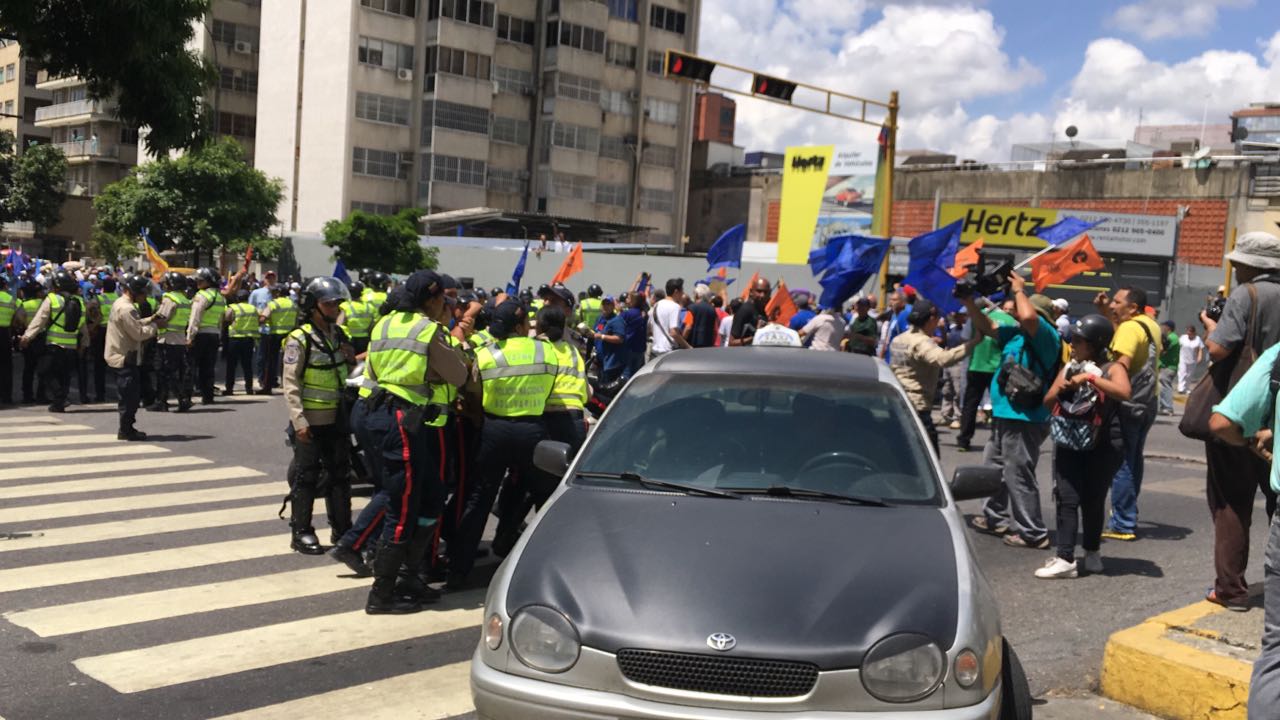 Manifestantes logran pasar barricada de la PNB en Chacaito (Fotos y Video)