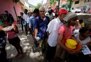 El hambre pica y se extiende en Venezuela: Llegaron las sopas masivas en calles públicas (FOTOS)