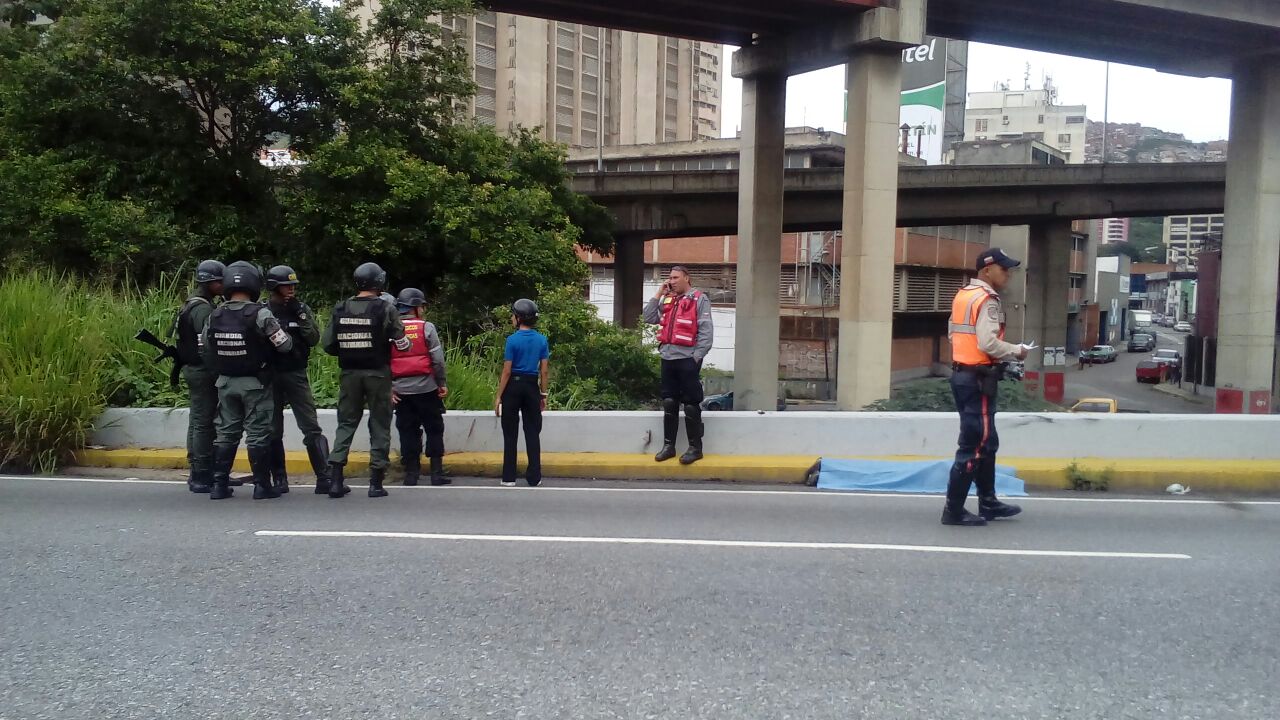 Hallan dos cadáveres en el distribuidor La Araña en Caracas