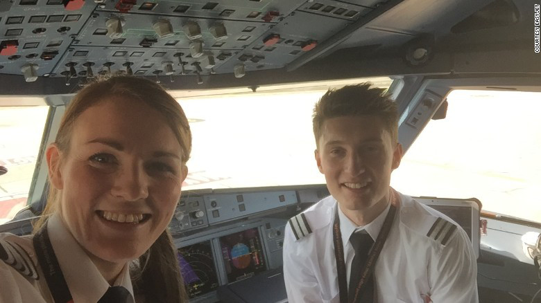 Esta piloto tiene 26 años y su copiloto tiene 19, ¿volarías con ellos?