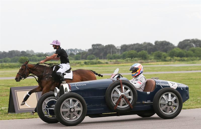 Fernando Alonso compite a bordo de un Bugatti contra un caballo en Argentina