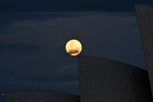 Los australianos, primeros en el mundo en disfrutar de la superluna (fotos)