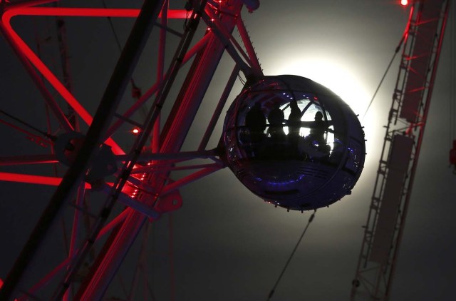 A pod on the London Eye is seen against the moon a day before the "supermoon" spectacle, in London, Britain November 13, 2016. REUTERS/Peter Nicholls