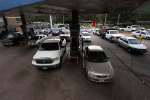 ¡Además de largas colas! En Táchira el mercado negro cobra la gasolina en pesos colombianos