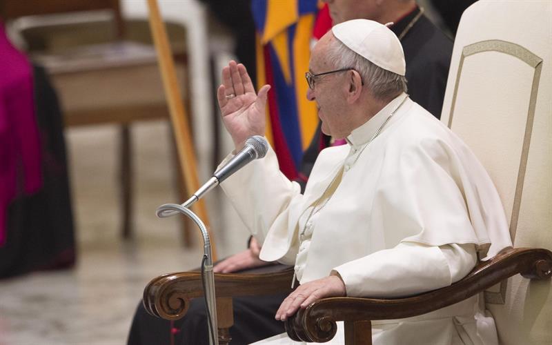 Papa Francisco arremete contra la “coprofilia” en la información