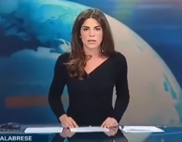 ¡Picón a la vista! Narradora de noticias mostró demás en vivo (VIDEO)