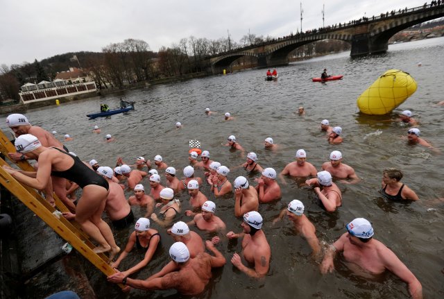 Swimmers participate in the annual Christmas winter swimming competition in the Vltava river in Prague, Czech Republic, December 26, 2016. REUTERS/David W Cerny