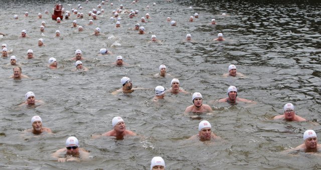 Swimmers participate in the annual Christmas winter swimming competition in the Vltava river in Prague, Czech Republic, December 26, 2016. REUTERS/David W Cerny