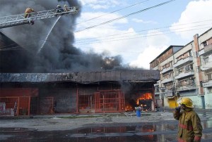 Incendio en Barquisimeto destruyó siete establecimientos comerciales (Fotos)