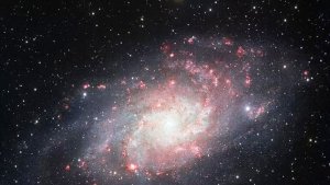 Una nueva galaxia de un tipo poco común localizada a 359 millones de años luz