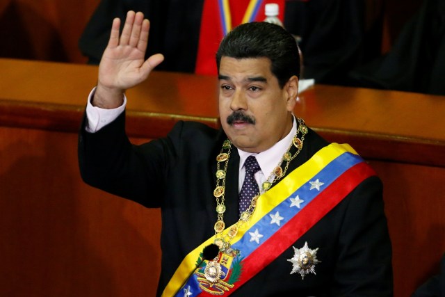 Venezuela's President Nicolas Maduro waves during his annual report of the state of the nation at the Supreme Court in Caracas, Venezuela January 15, 2017. REUTERS/Carlos Garcia Rawlins