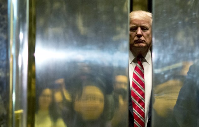 US President-elect Donald Trump boards the elevator after escorting Martin Luther King III to the lobby after meetings at Trump Tower in New York City on January 16, 2017. / AFP PHOTO / DOMINICK REUTER