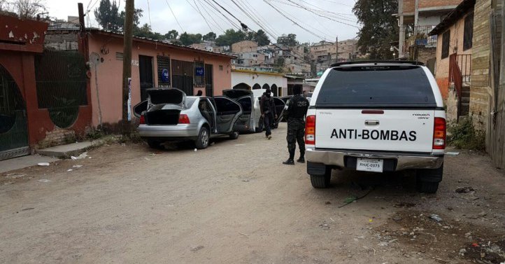 Hallan 8 bombas en dos vehículos abandonados en Honduras