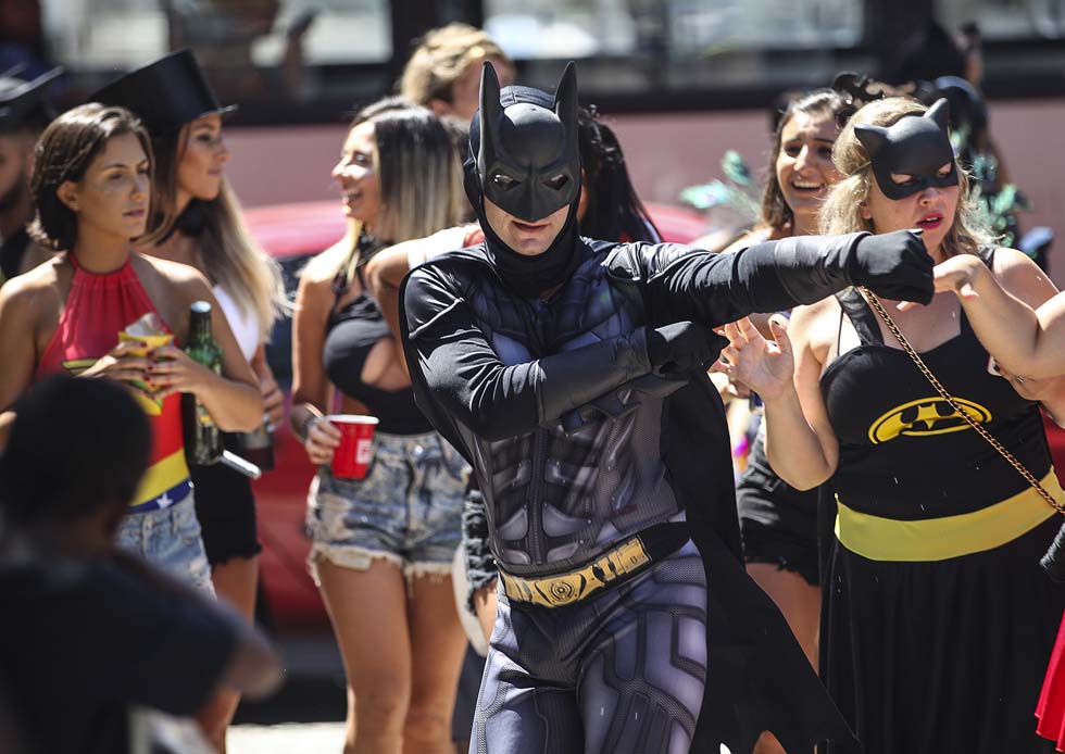 Los superhéroes salen a las calles de Brasil para comenzar el “pre-carnaval”
