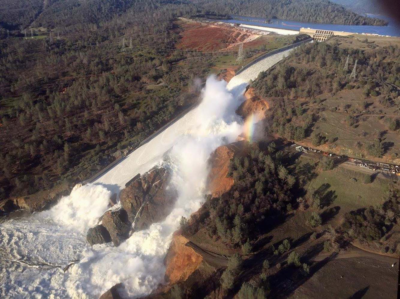 Casi 200.000 evacuados en California por daños en la represa Oroville (fotos)