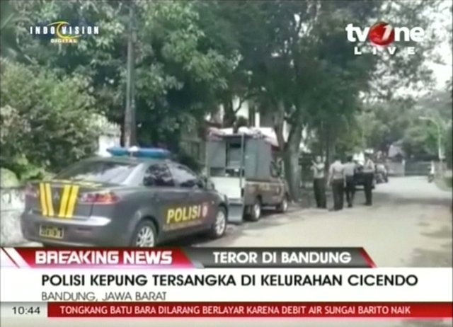 A still image from video shows police personnel along a street after an explosion at a government building in Bandung city, Indonesia February 27, 2017. TV ONE/via Reuters TV. ATTENTION EDITORS - STILL IMAGES TAKEN FROM VIDEO PROVIDED BY A THIRD PARTY. FOR EDITORIAL USE ONLY. NO RESALES. NO ARCHIVE. INDONESIA OUT. NO COMMERCIAL OR EDITORIAL SALES IN INDONESIA.