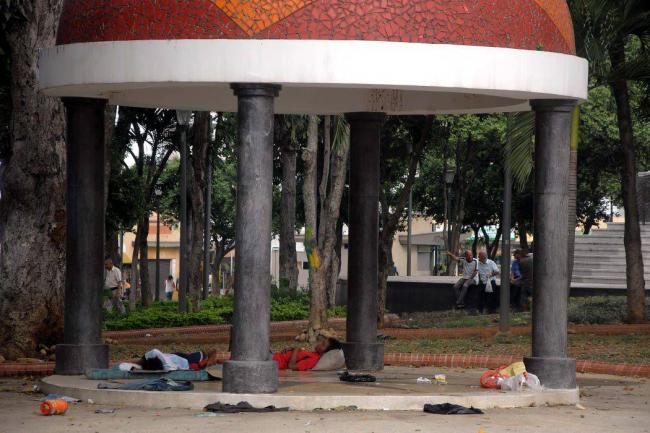 Venezolanos duermen en las calles de Colombia