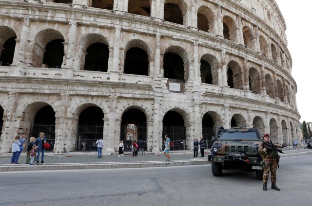 Italian soldier patrols in front of the Colosseum in Rome, Italy March 24, 2017. REUTERS/Remo Casilli
