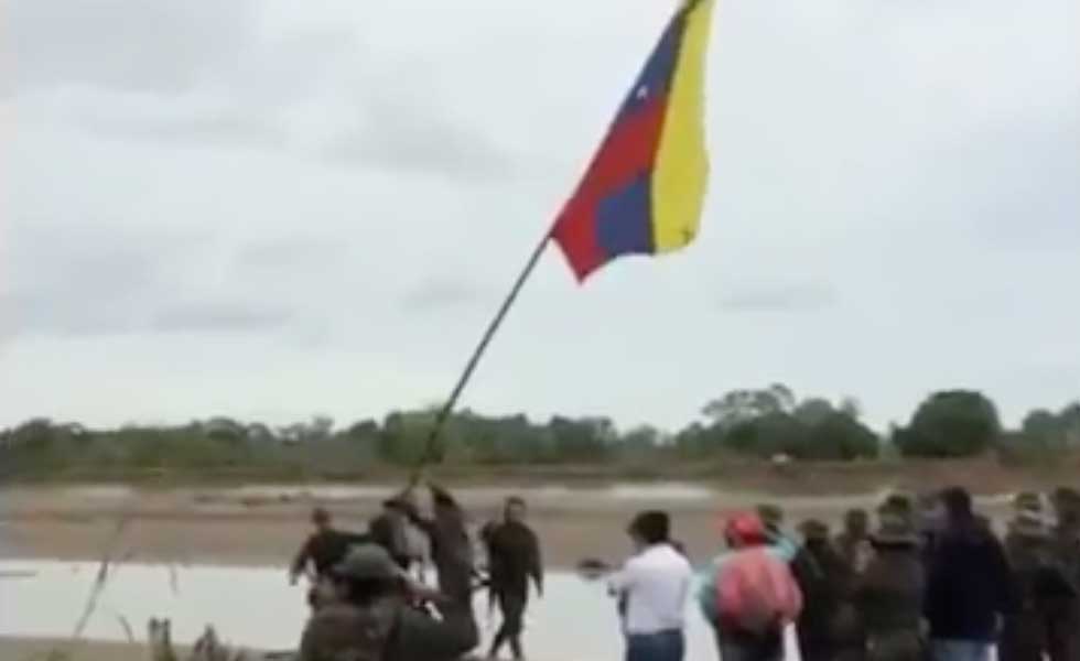 Así bajaron la bandera venezolana en territorio colombiano (Video)