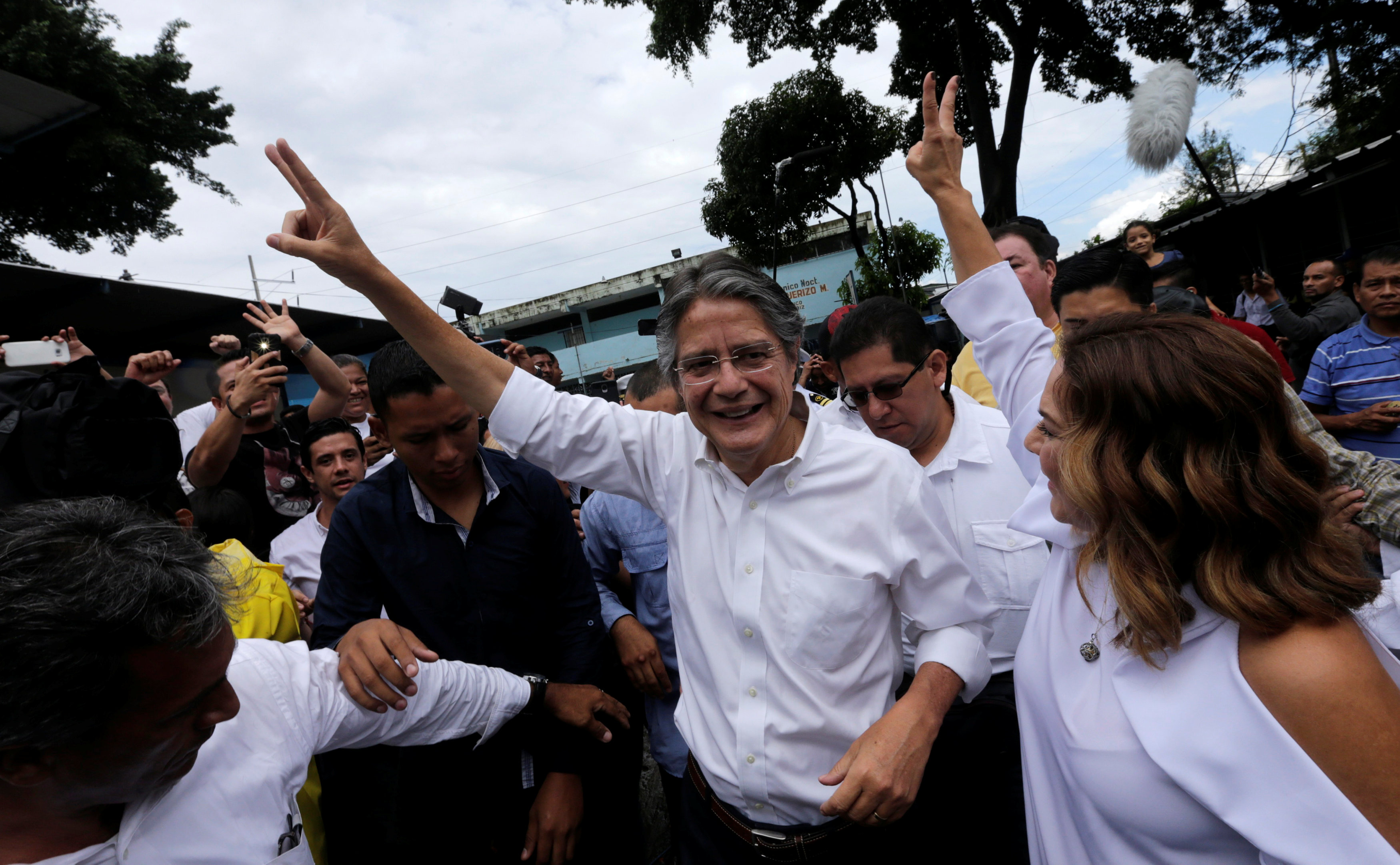 Candidato opositor Lasso insta a votar “en paz” en día “crucial” para Ecuador