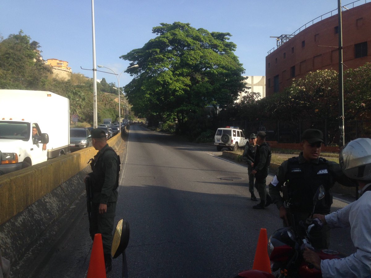 “Guarimbas” militares bloquean accesos a Caracas este #6Abr (Fotos)