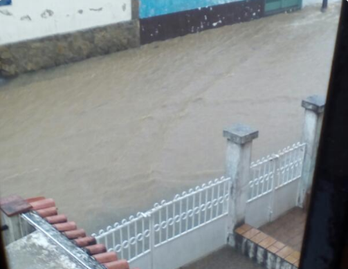 ¡Inundada! Así se encuentra la calle La Lagunita de El Hatillo (fotos)