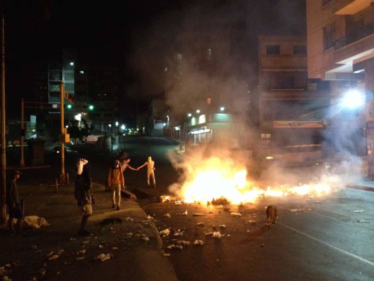 En el pueblo de Baruta también realizaron protestas nocturnas (foto y video)