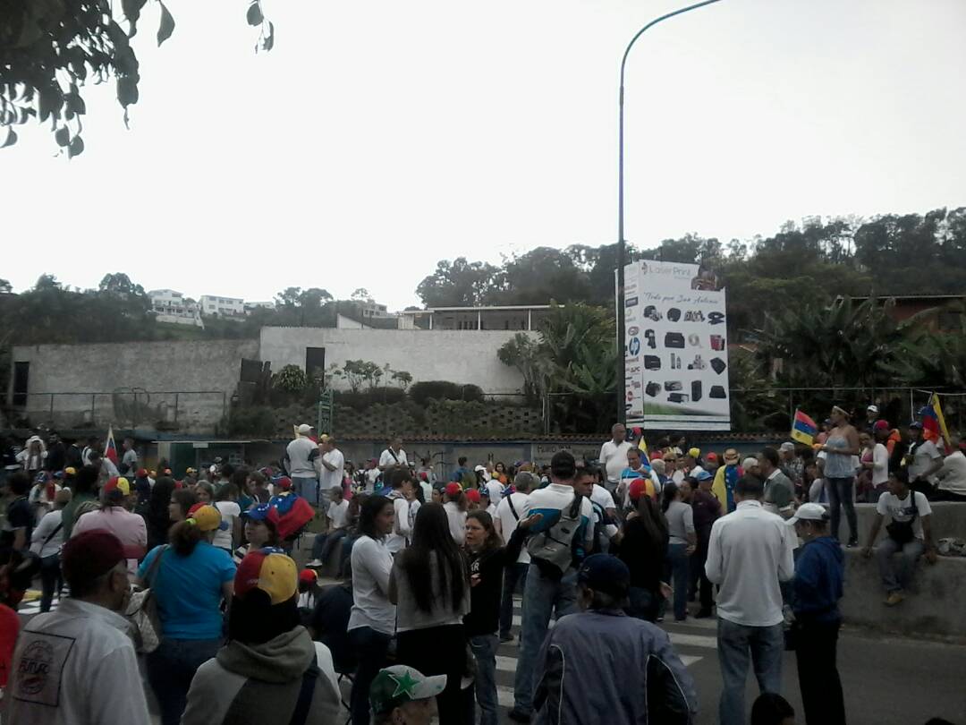 Desde muy temprano, venezolanos realizan el gran plantón contra Maduro #24A