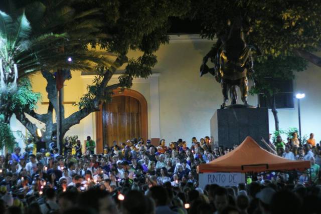 Vigilia en la Plaza Bolívar de Chacao este sábado 29 de abril. Foto: Régulo Gómez /Lapatilla