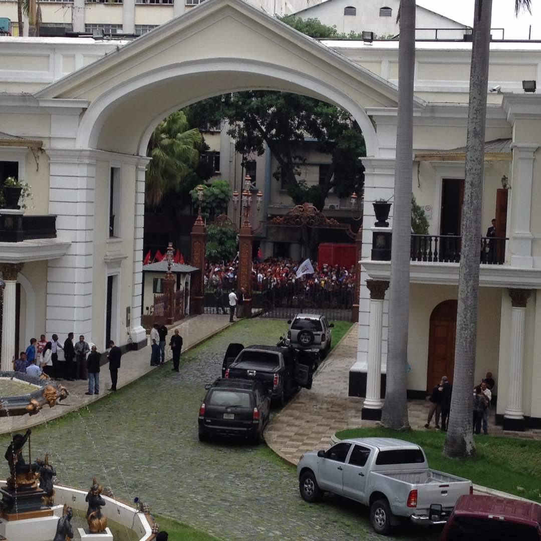 Chavistas atacaron sede de la Asamblea Nacional de Venezuela (VIDEO)