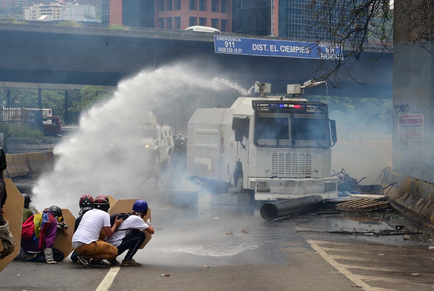 Lacrimógenas, chorros de agua y perdigones contra opositores mientras Maduro activa su Constituyente (fotos)