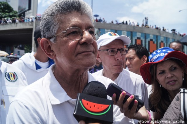 El diputado a la AN, Henry Ramos Allup acudió este lunes al plantón convocado por la Unidad en Caracas