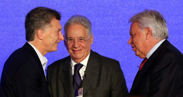 Argentina's President Mauricio Macri (L) talks to former presidents of Spain Felipe Gonzalez (R) and of Brazil Fernando Henrique Cardoso during the Circulo de Montevideo Foundation and Former President's Summit in Buenos Aires, Argentina May 11, 2017. REUTERS/Marcos Brindicci