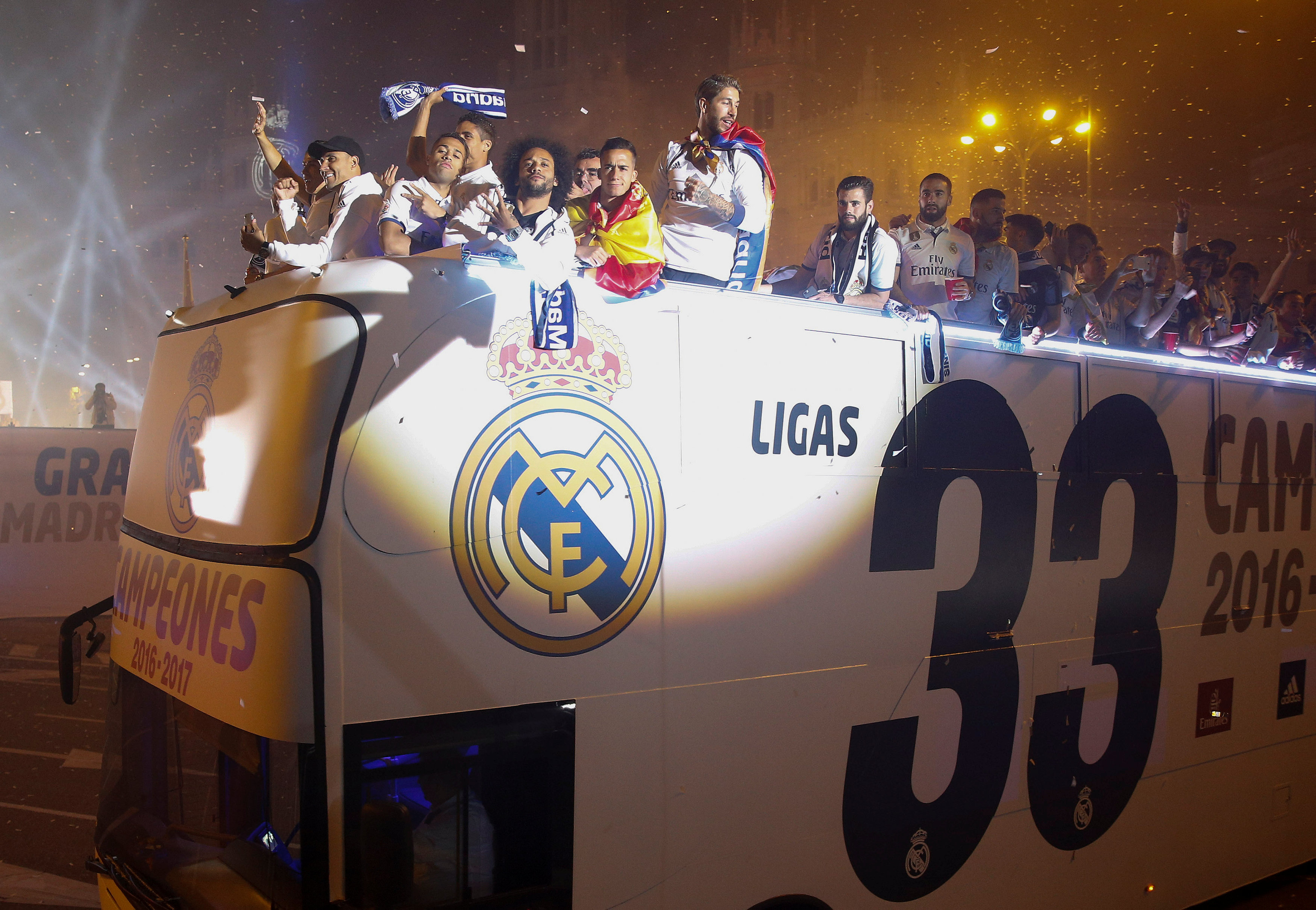 Los miles de aficionados del Real Madrid festejan la Liga en Cibeles (Fotos)