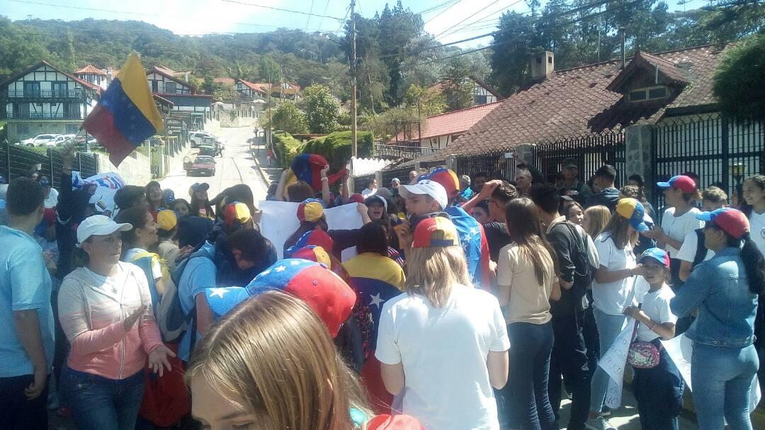 Reportan adolescente herida por GNB durante protesta en la Colonia Tovar #18May