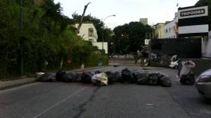 Con barricadas amaneció Bello Monte #22May (Fotos)